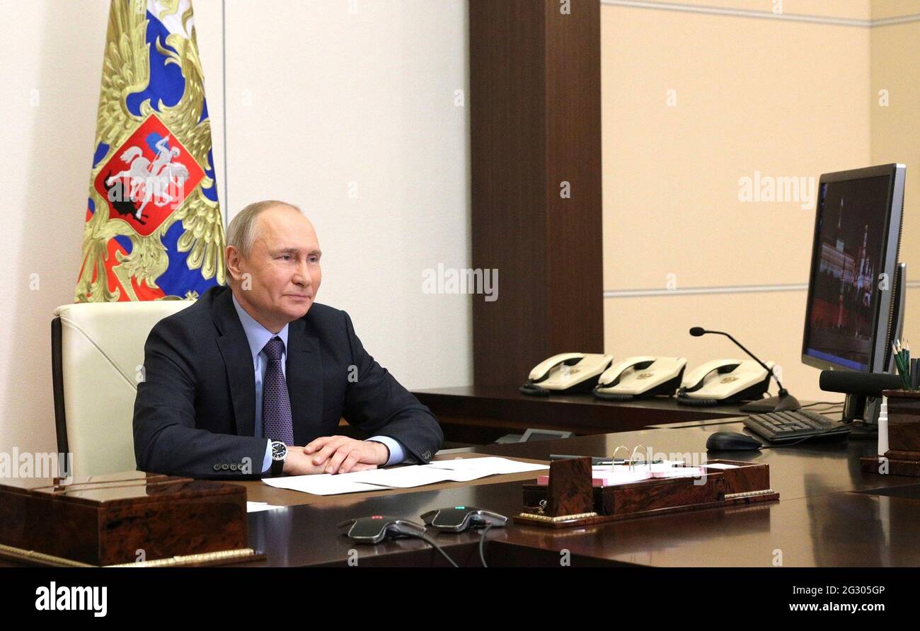 Der russische Präsident Wladimir Putin nimmt an der virtuellen Eröffnungszeremonie der ersten Produktionslinie der Gasverarbeitungsanlage Gazprom Amur per Video vom 9. Juni 2021 außerhalb von Moskau, Russland, aus dem Novo-Ogaryovo-Staatswohnsitz Teil. Stockfoto