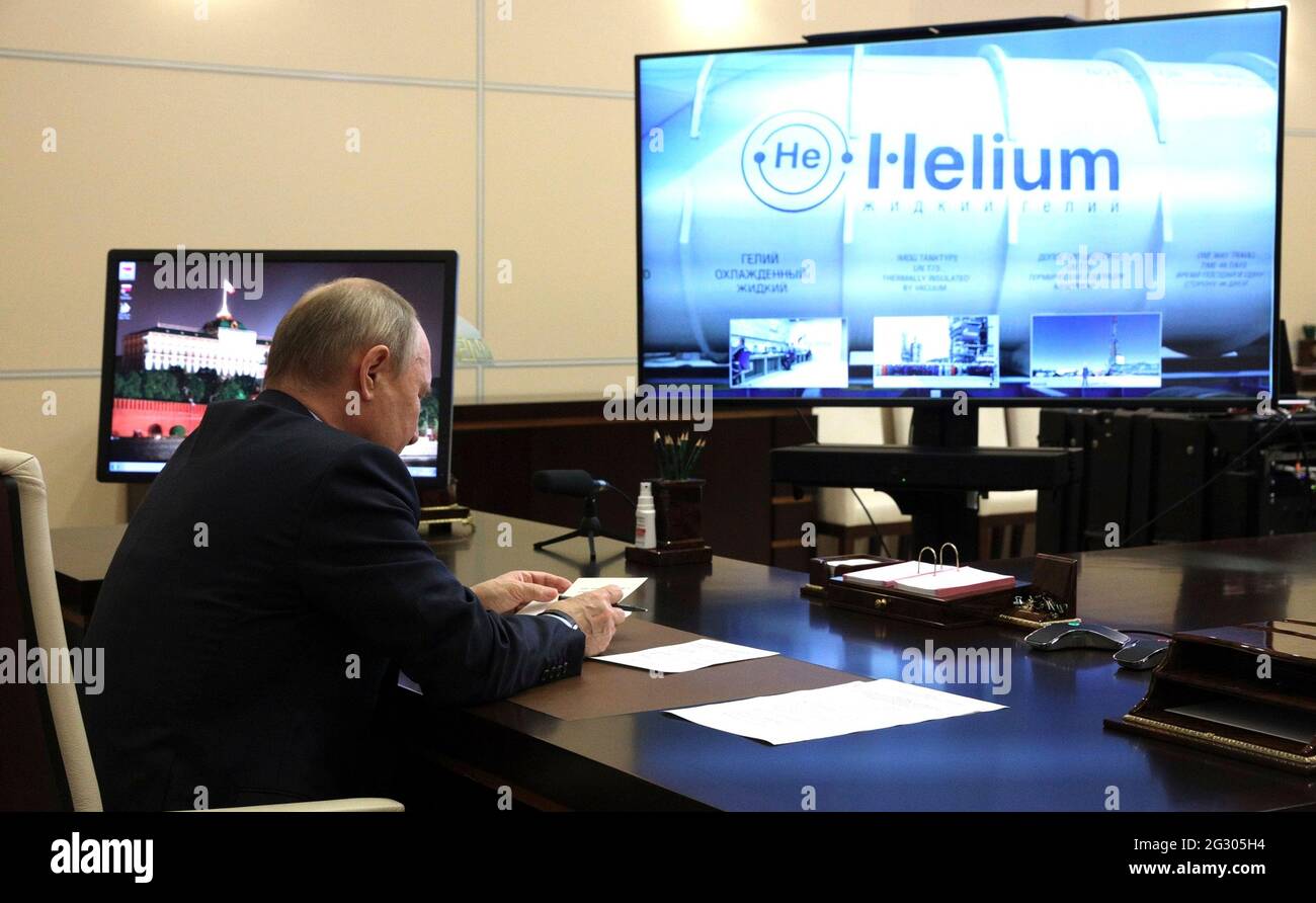 Der russische Präsident Wladimir Putin nimmt an der virtuellen Eröffnungszeremonie der ersten Produktionslinie der Gasverarbeitungsanlage Gazprom Amur per Video vom 9. Juni 2021 außerhalb von Moskau, Russland, aus dem Novo-Ogaryovo-Staatswohnsitz Teil. Stockfoto