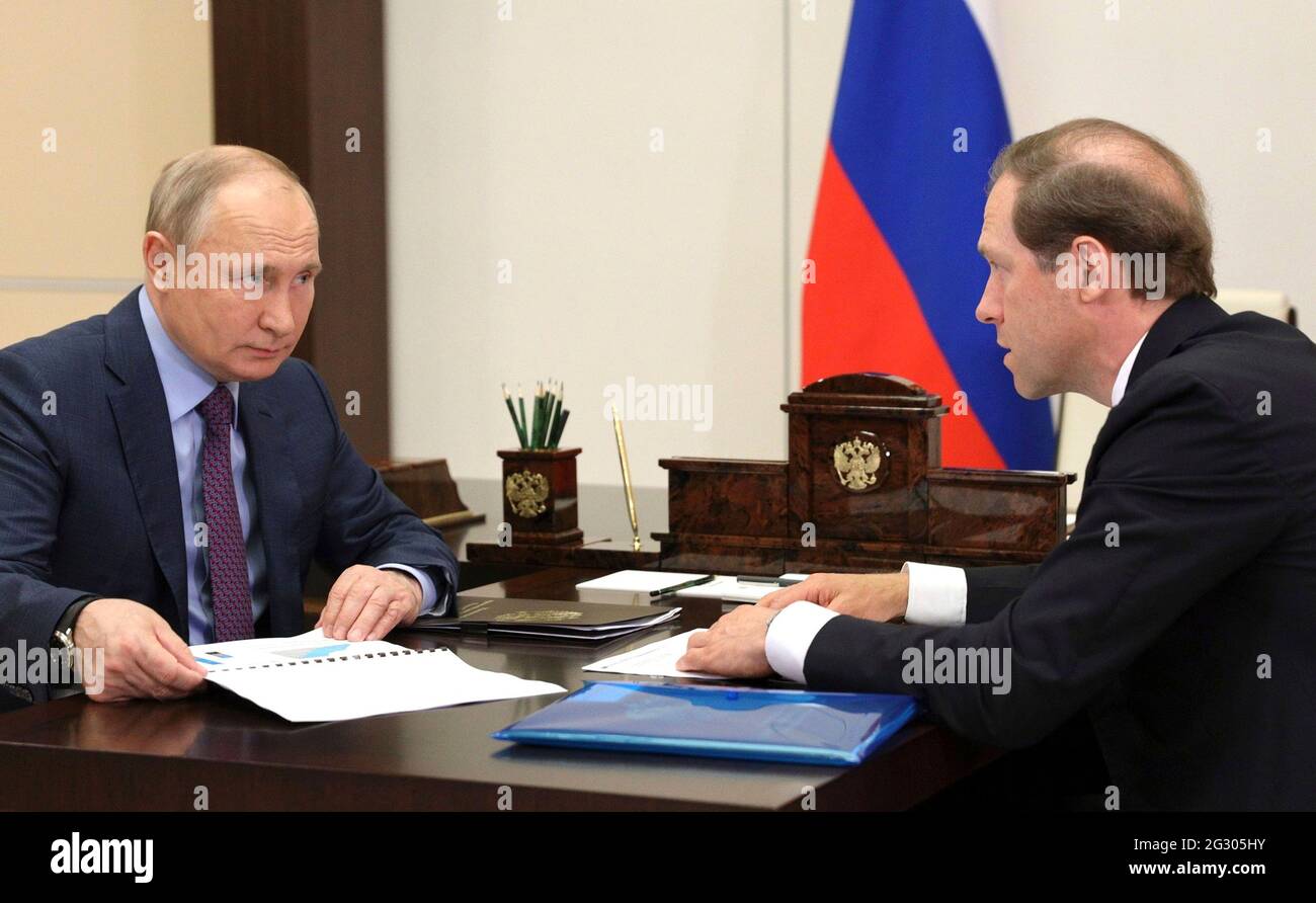 Der russische Präsident Wladimir Putin trifft sich mit Industrie- und Handelsminister Denis Manturov aus der Novo-Ogarjovo-Residenz am 10. Juni 2021 außerhalb von Moskau, Russland, von Angesicht zu Angesicht. Stockfoto