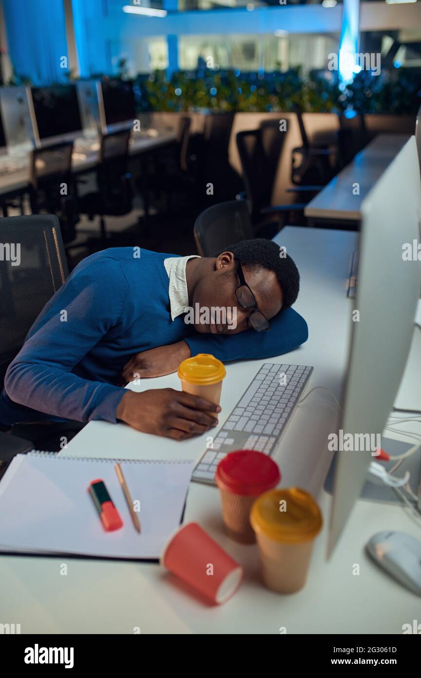 Manager schläft am Tisch, Nachtbüro Lifestyle Stockfoto