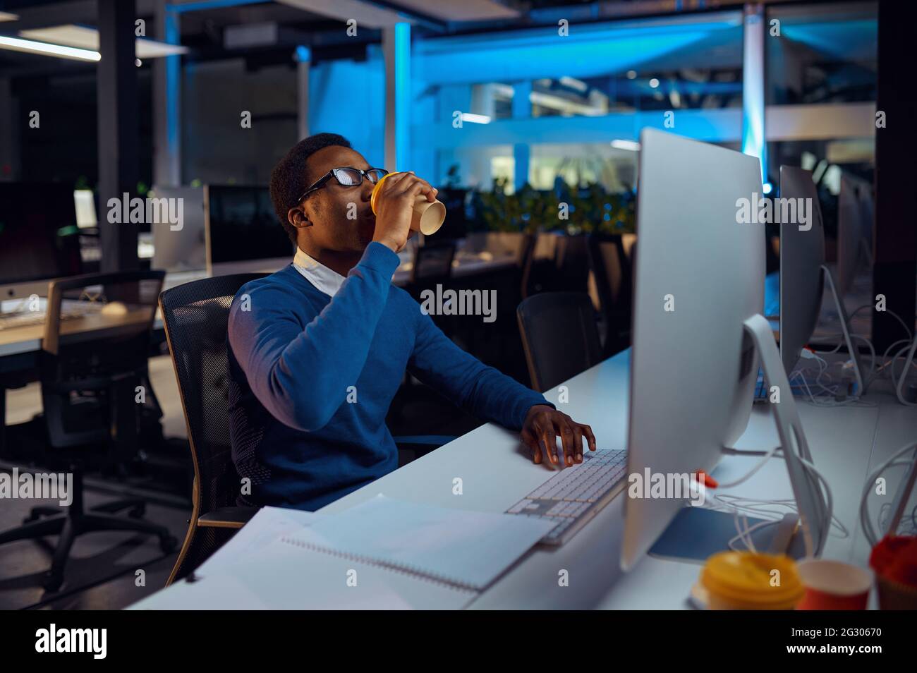 Der Manager hält eine Tasse Kaffee, einen Bürostil Stockfoto