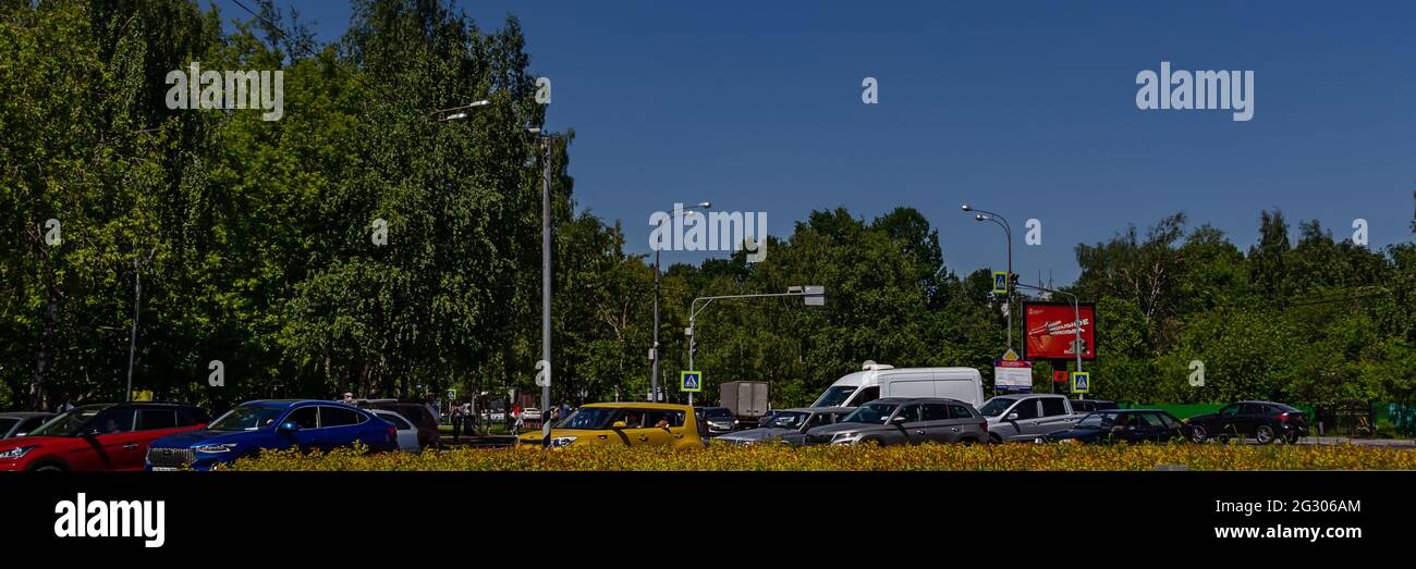 Moskau, Russland, 06.08.2021. Autos stehen an einer Ampel. Autoverkehr auf der Straße im Sommer in Moskau. Kutusovsky Prospektionsgebiet. Das moderne Leben von t Stockfoto