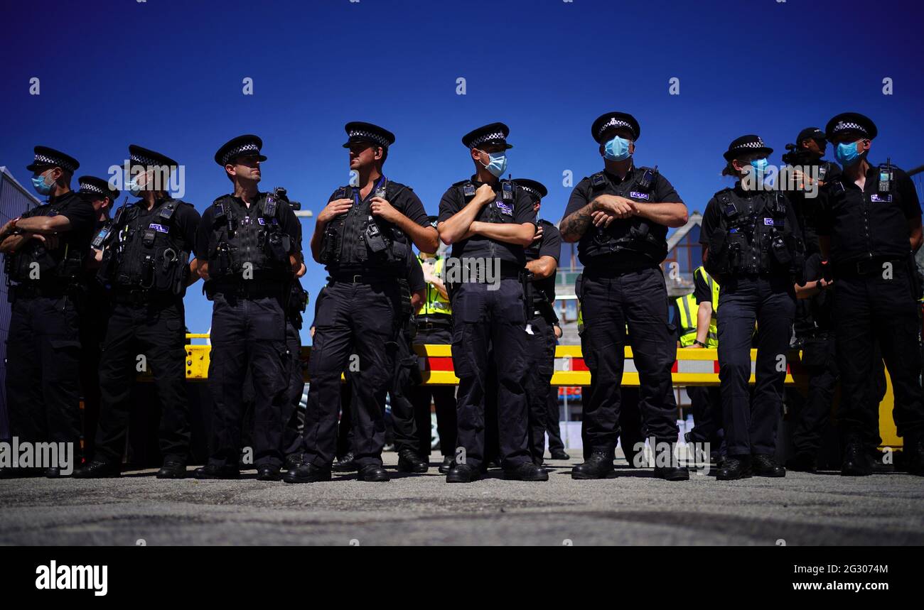 Die Polizei während eines Protestes in Falmouth, während des G7-Gipfels in Cornwall. Bilddatum: Sonntag, 13. Juni 2021. Stockfoto