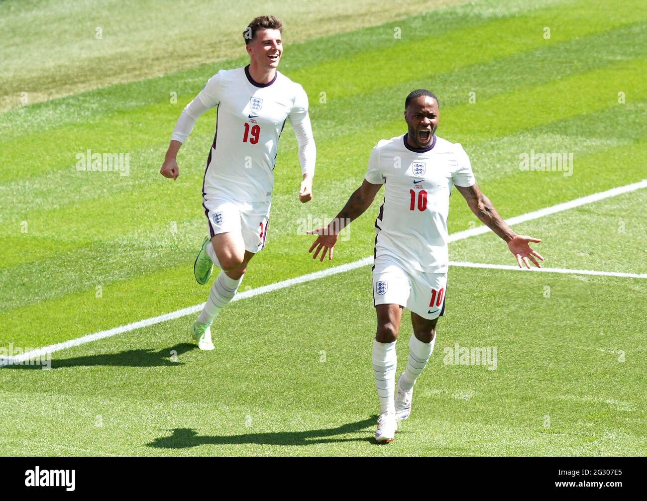 Der englische Raheem Sterling (rechts) feiert das erste Tor seiner Mannschaft während des UEFA Euro 2020 Gruppe D-Spiels im Wembley Stadium, London. Bilddatum: Sonntag, 13. Juni 2021. Stockfoto