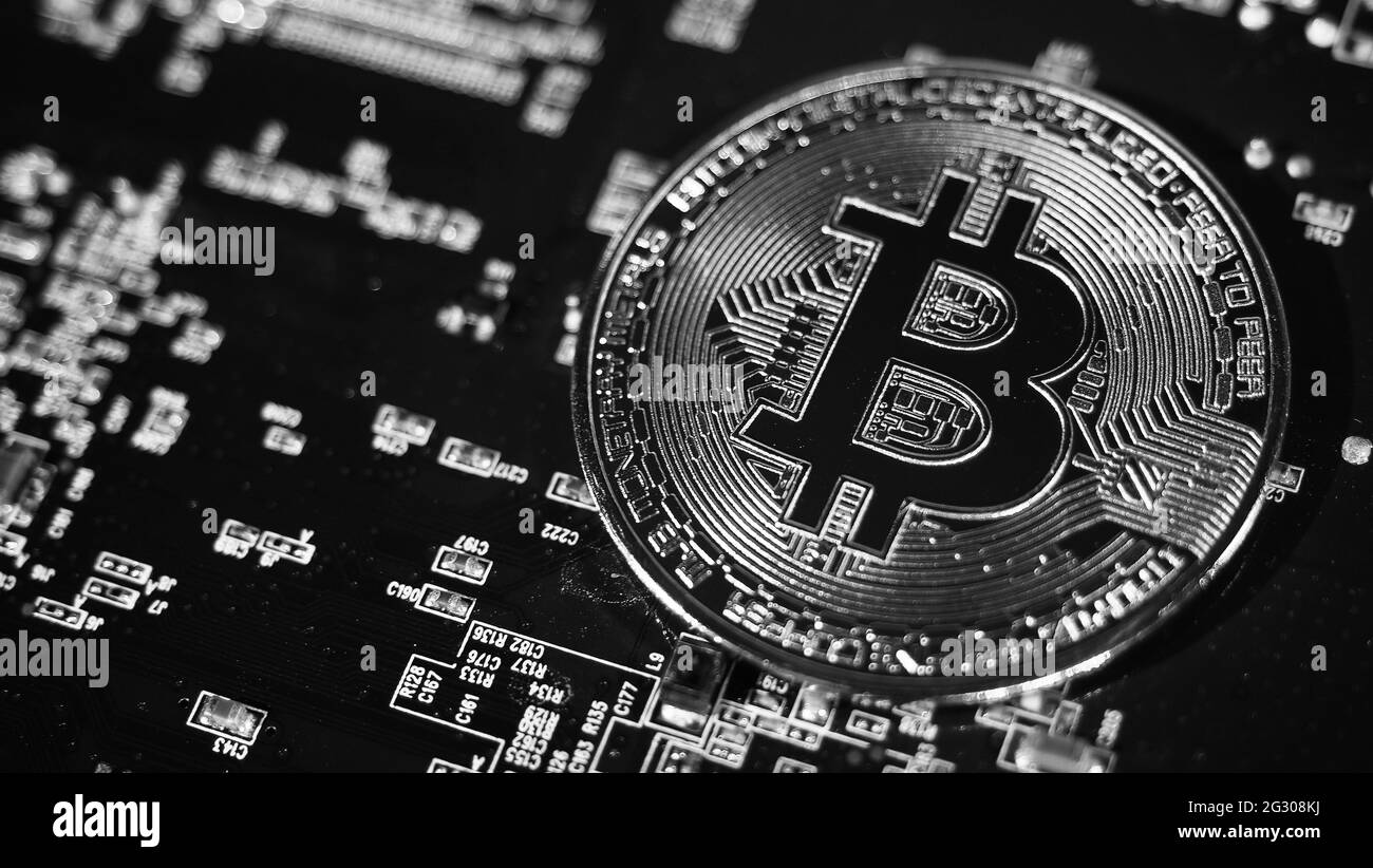 Bitcoin und Halbleiter. Repräsentieren Bergbau in Kryptowährung verursachen globale Erwärmung. Bitcoins auf der CPU-Platine. Nahaufnahme Bitcoin mit blauem und rosa Licht. Stockfoto