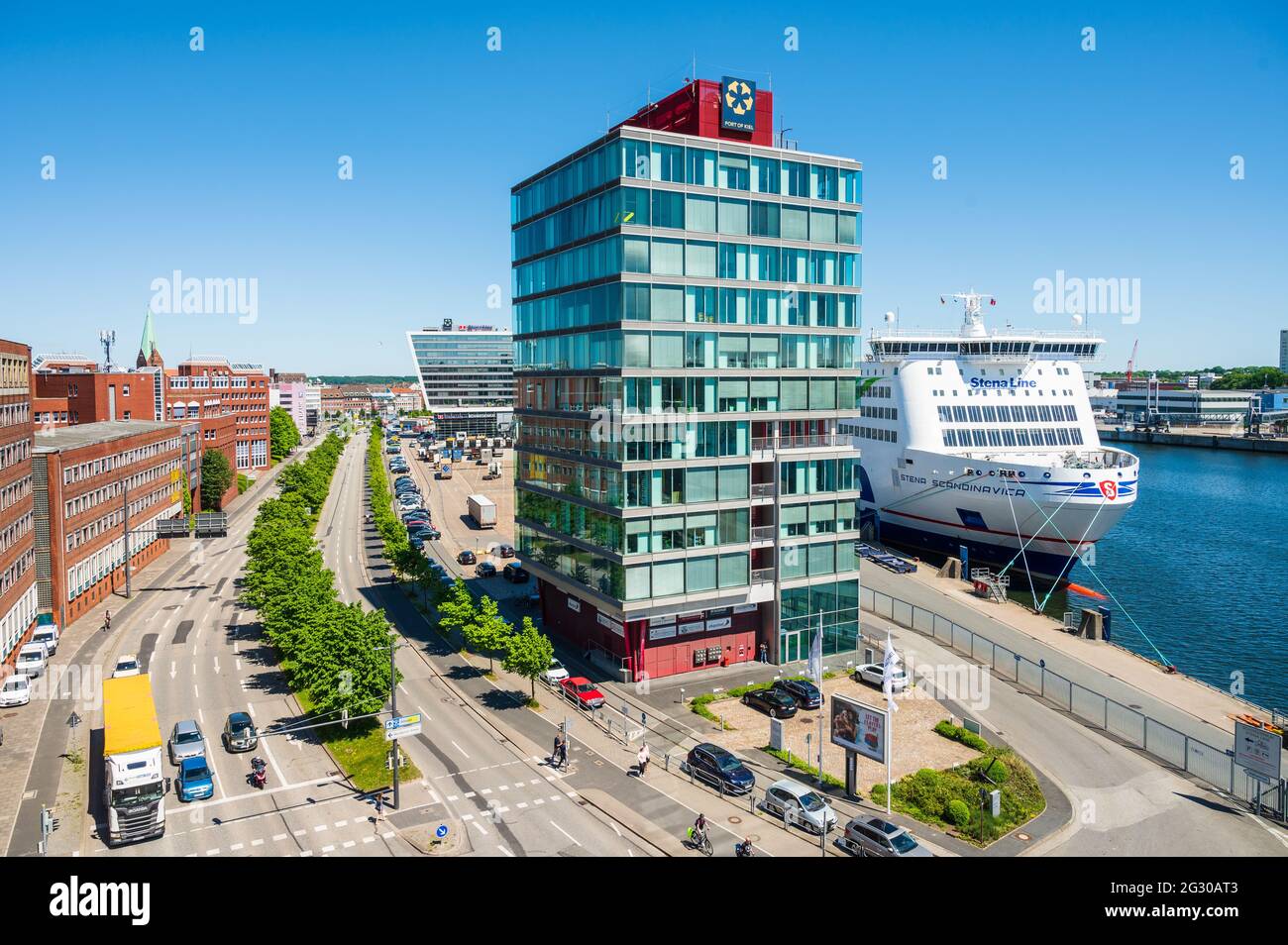 Das Gebäude der Hafenverwaltung Hafen Kiel an der Kaistraße neben dem Schwedenkai. Am Kai hat gerade die aus Göteborg kommende Stena Scandinavica fe Stockfoto