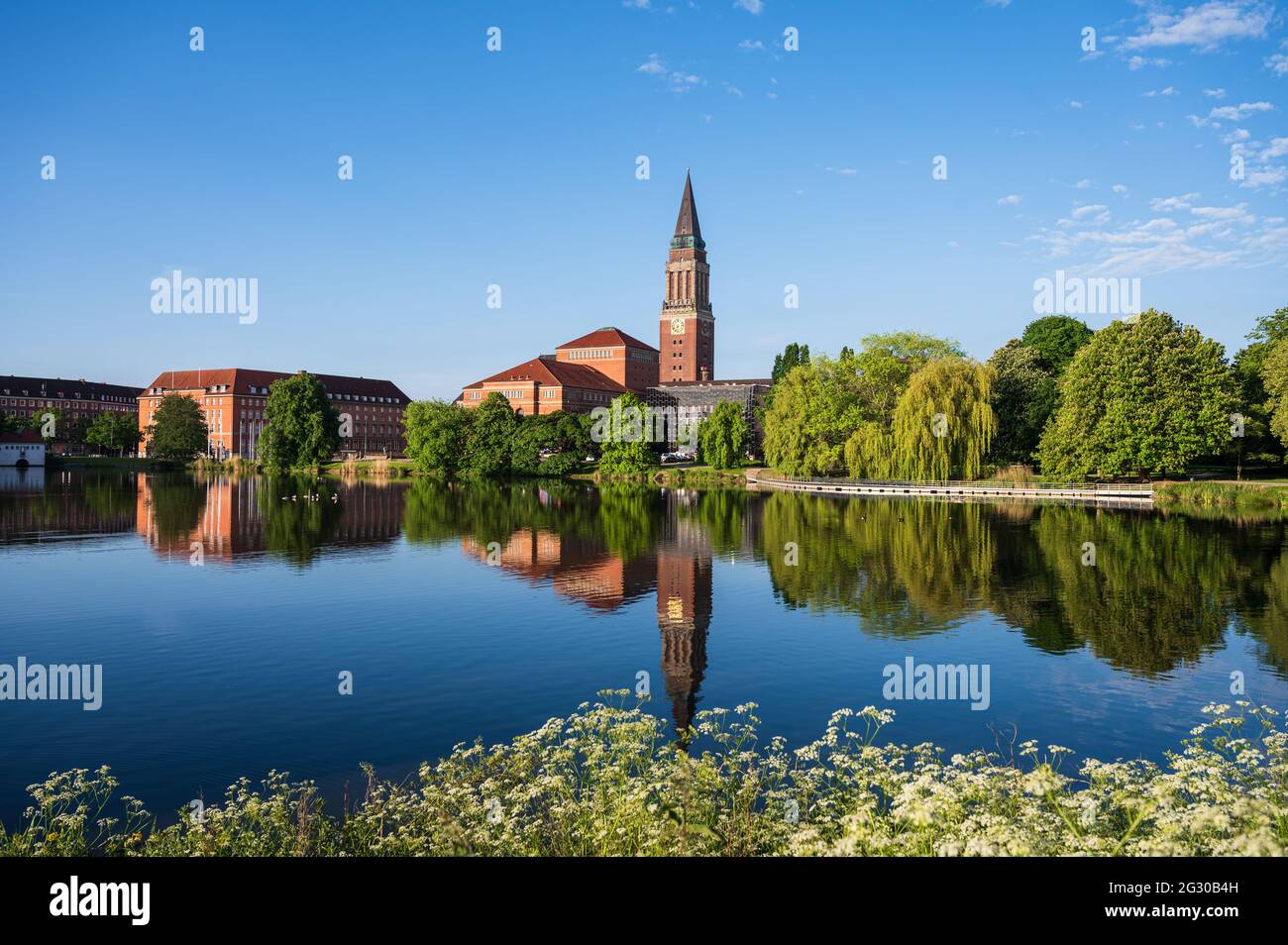 Im Zentrum Kiels die Parkanlage Hiroshimapark mit dem Teich 'kleiner Kiel', dem Alten Rathaus und dem Opernhaus im Morgenlicht Stockfoto