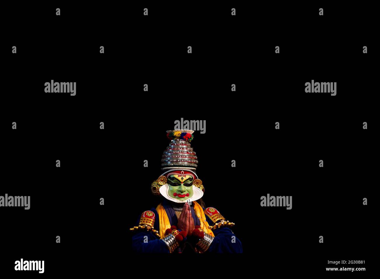 Schwarze Umgebung kathakali aus berühmten indischen klassischen Tanz. Aufgeführt im südindischen Staat kerala. Stockfoto