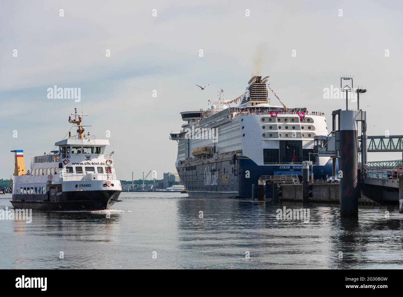 Kieler Hafen die Color Magic ist gerade aus Oslo am Norwegerkai angekommen, die Fördefähre 'Strande' auf dem Weg zur Bahnhofsbrücke Stockfoto