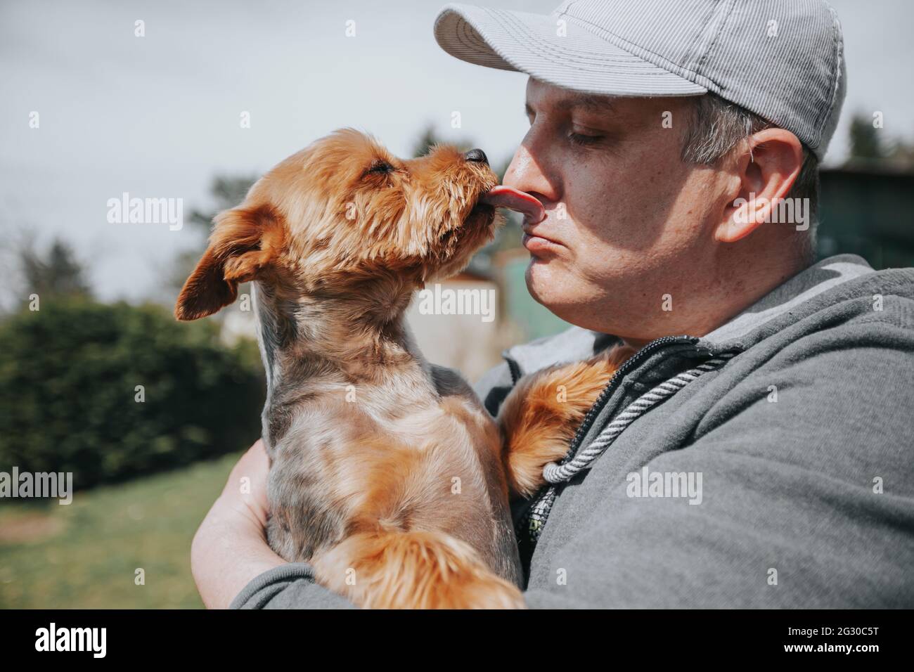 Gutaussehende Mensch und Hund Liebe zusammen, Liebling von Hunden, Beziehung Welpen Stockfoto