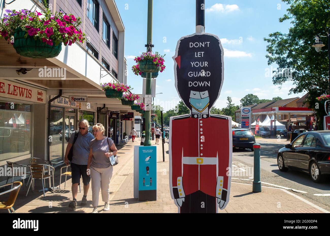 Ascot, Bergen, Großbritannien. 13. Juni 2021. Die Leute gehen an der Ascot High Street vorbei und lassen Sie sich nicht von den Schildern abbringen. Die Zahl der positiven Covid-19-Ergebnisse in der Region von berkshire steigt täglich an, da die indische Variante Covid-19 in ganz Großbritannien fegt. Boris Johnson wird voraussichtlich morgen bekannt geben, dass die Aufhebung der Covid-19-Sperrbeschränkungen für einen weiteren Monat ausgesetzt werden soll. Quelle: Maureen McLean/Alamy Stockfoto