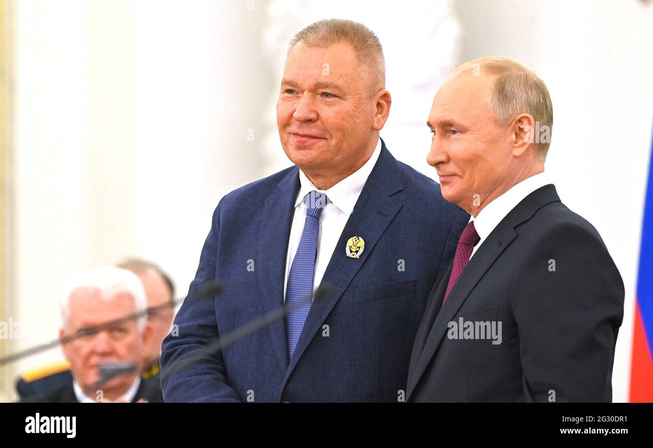 Moskau, Russland. Juni 2021. Der russische Präsident Wladimir Putin verleiht dem Bildhauer Alexander Rukawischnikow im Rahmen einer Zeremonie zur Feier des Russlandtags in der St. Georges Hall im Großen Kreml-Palast am 12. Juni 2021 in Moskau, Russland, einen Nationalen Preis für die Künste. Quelle: Planetpix/Alamy Live News Stockfoto