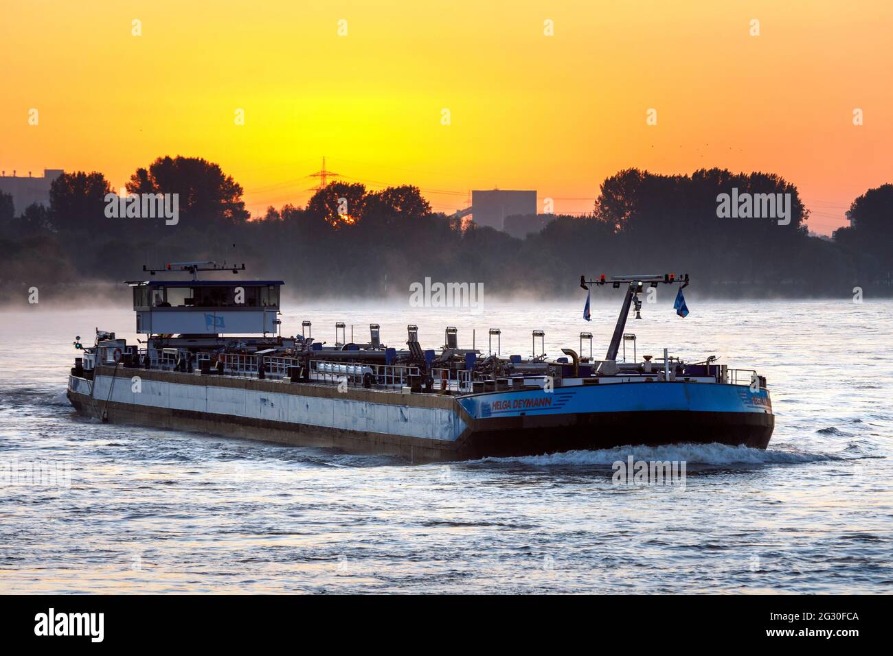 Frachtschiff am Morgen auf dem Rhein bei Duisburg Stockfoto