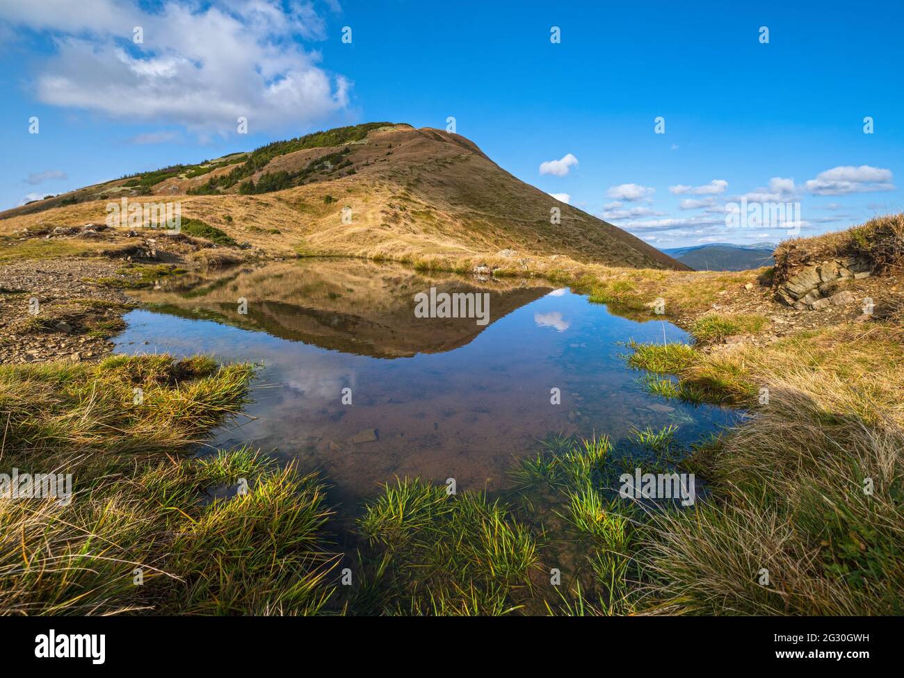 Kleiner malerischer See mit Wolkenspiegelungen am Strymba Berg. Schöner Herbsttag in den Karpaten in der Nähe des Dorfes Kolochava, Transcarpat Stockfoto