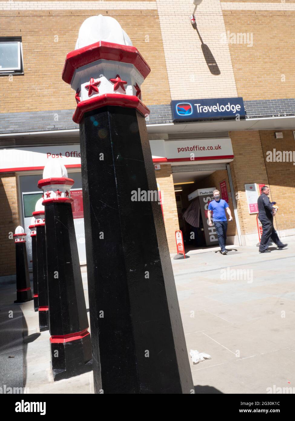 Travelodge und Post in der City of London Stockfoto