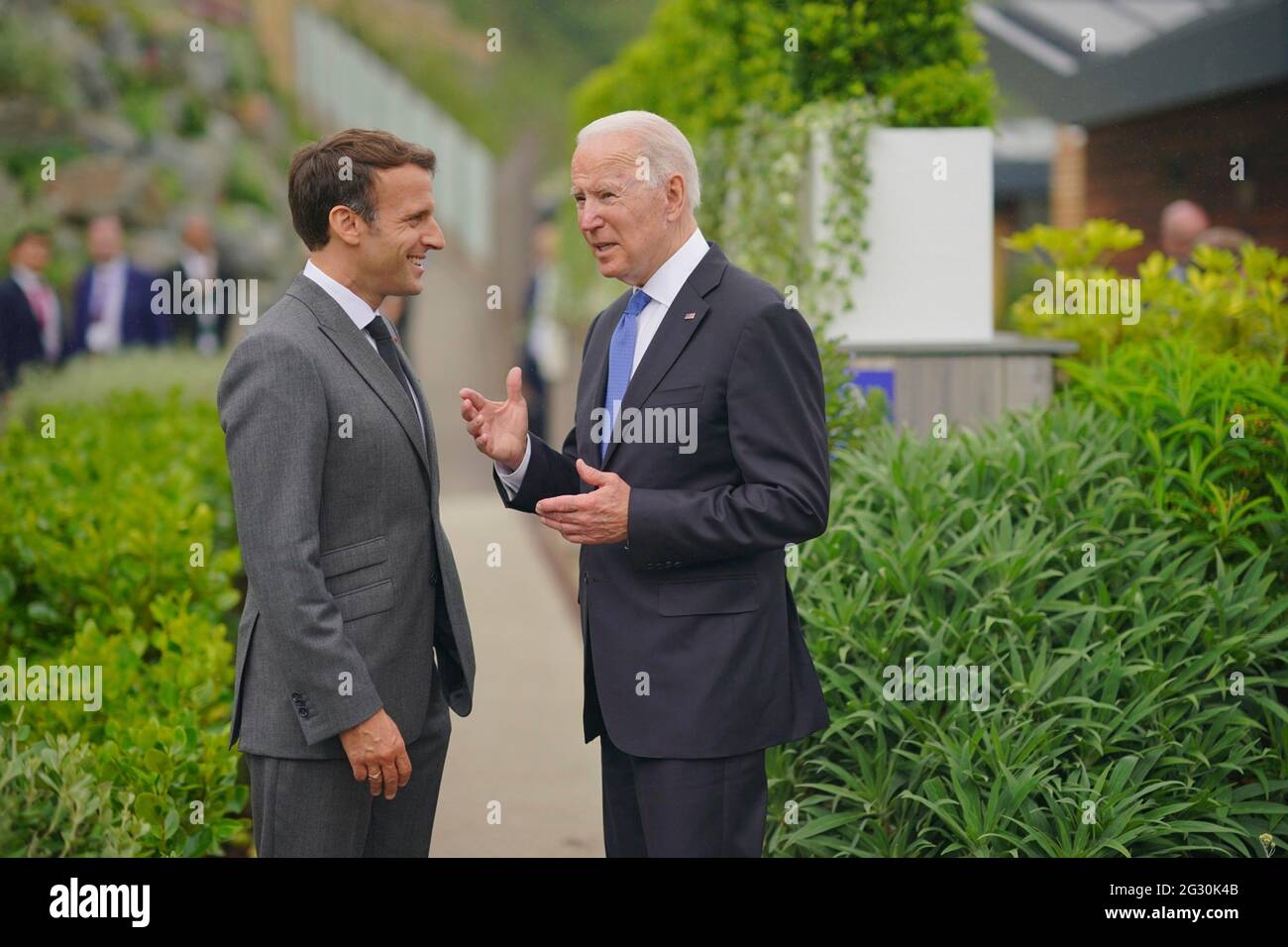 US-Präsident Joe Biden spricht mit dem französischen Präsidenten Emmanuel Macron, links, nach dem Gruppenfoto auf dem G7-Gipfel im Carbis Bay Hotel, 11. Juni 2021 in Carbis Bay, Cornwall, Großbritannien. Stockfoto