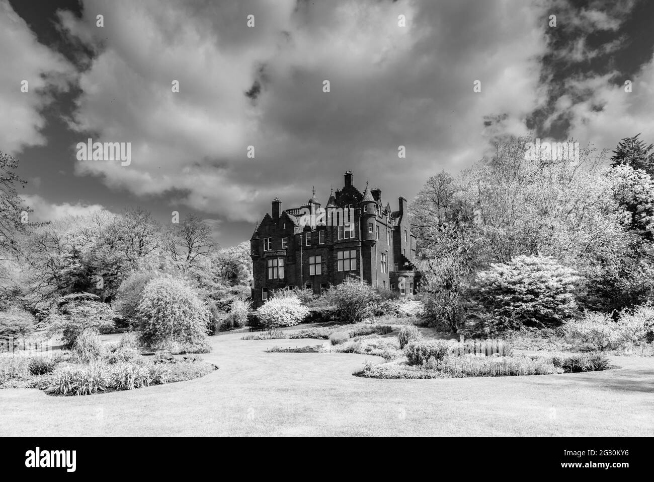 Dies ist Threave House im farbenfrohen Threave Garden and Estate auf der Halbinsel Dumfries und Galloway im Südwesten Schottlands Stockfoto