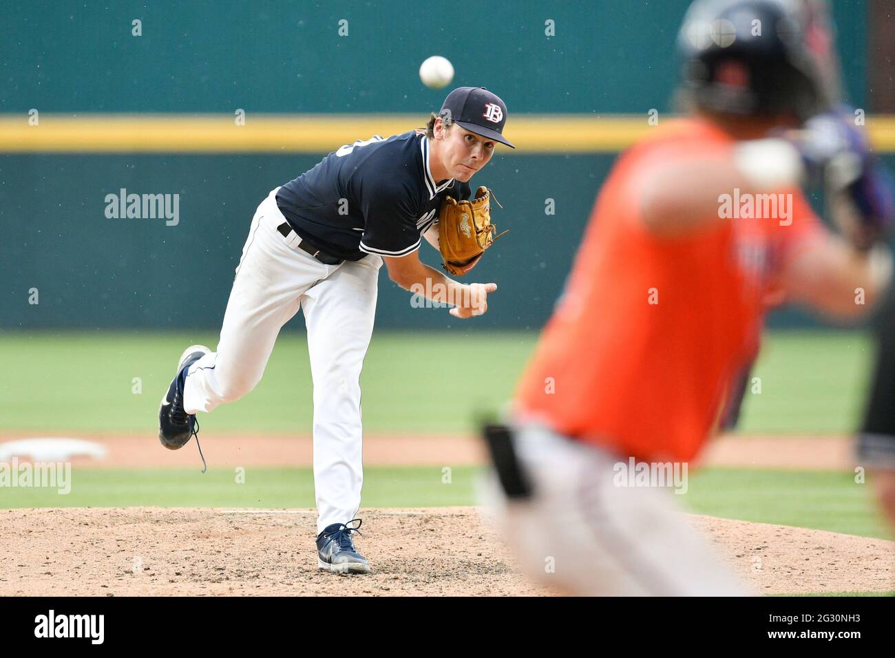 Columbia, South Carolina, USA. 12. Juni 2021. Während eines NCAA-Super-Regionalspiels zwischen der University of Virginia Cavaliers und den DBU Patriots in Columbia, South Carolina. DBU besiegte Virginia 6-5 und führt die Serie 1:0 an. (Obligatorische Gutschrift: Shane Roper/CSM). Kredit: csm/Alamy Live Nachrichten Stockfoto