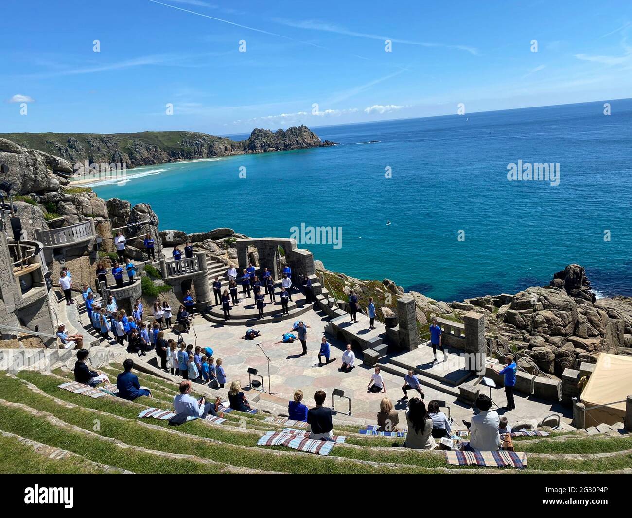 Porthcurno, Großbritannien. Juni 2021. Ehepartner von G7-Führern sehen sich am Rande des G7-Gipfels mit Blick auf die Bucht von Porthcurno am 12. Juni 2021 in Porthcurno, Penzance, Vereinigtes Königreich, eine Vorstellung von Ocean World von kornischen Kindern im Minack Theatre an. Quelle: Planetpix/Alamy Live News Stockfoto