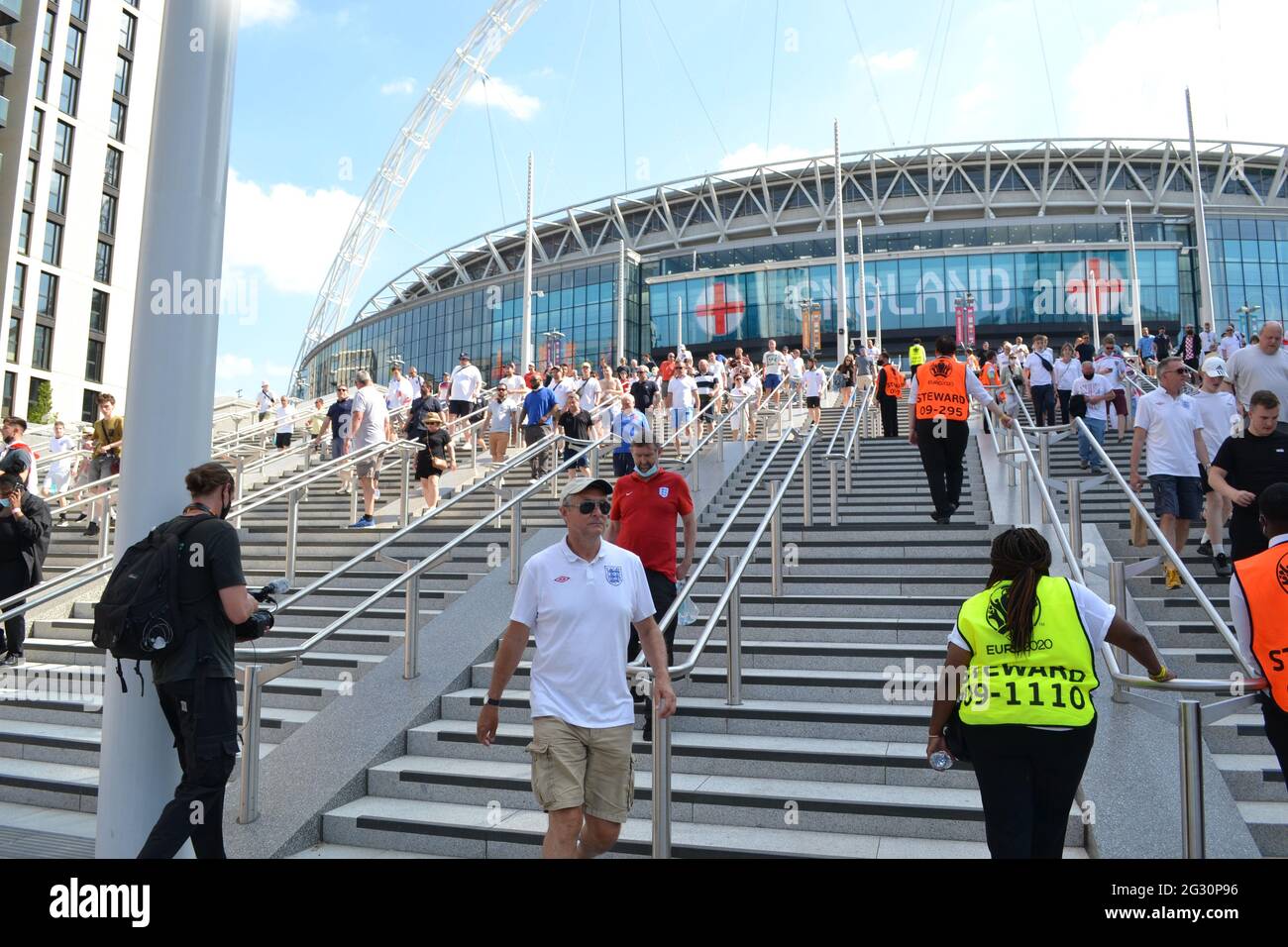 Wembley, London, England. Juni 2021. Fußballfans verlassen das Wembley-Stadion nach dem Spiel der UEFA EURO 2020 in England gegen Kroatien. Kredit: Jessica Girvan/Alamy Live Nachrichten Stockfoto