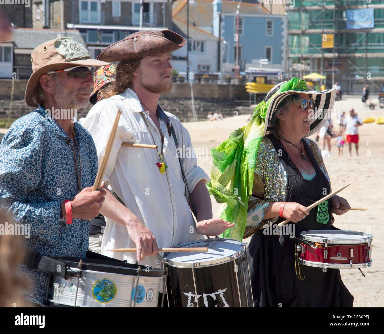 St Ives, Cornwall, Großbritannien. Juni 2021. Sambaspieler von Extinction Rebellion üben vor ihrer Vorstellung am Strand von St. Ives im Rahmen eines Protests gegen die Untätigkeit des G7-Führers gegen den Klimawandel. Cornwall. Juni 2021. Anna Hatfield/ Pathos Credit: One Up Top Editorial Images/Alamy Live News Stockfoto