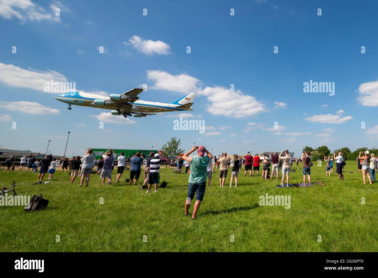 Flughafen London Heathrow, London, Großbritannien. Juni 2021. US Air Force Boeing VC-25Ein Rufzeichen 'Air Force One' ist von Newquay mit US-Präsident Joe Biden an Bord für seinen Besuch bei der Queen angekommen. Die Landung auf dem Flughafen London Heathrow an einem sonnigen Tag hat große Menschenmengen von Luftfahrtenthusiasten angezogen, die sich im Park an der Myrtle Avenue versammelt haben Stockfoto