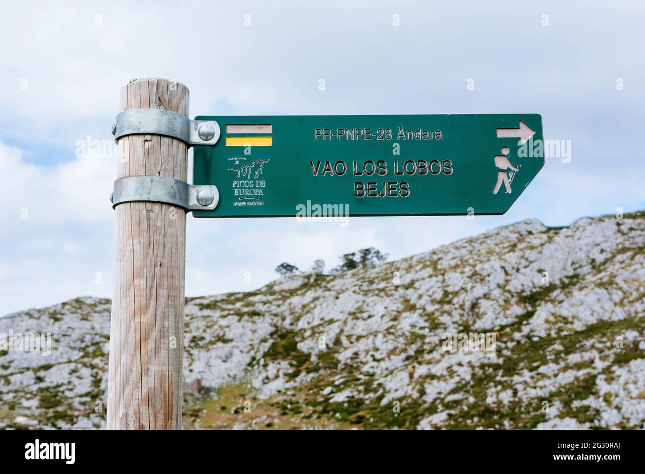 Informativer Beitrag zu Vao Los Lobos Bejes. Jito de Escarandi, an der Grenze zwischen Asturien und Kantabrien, ist der Ausgangspunkt für viele Ausflüge. J Stockfoto