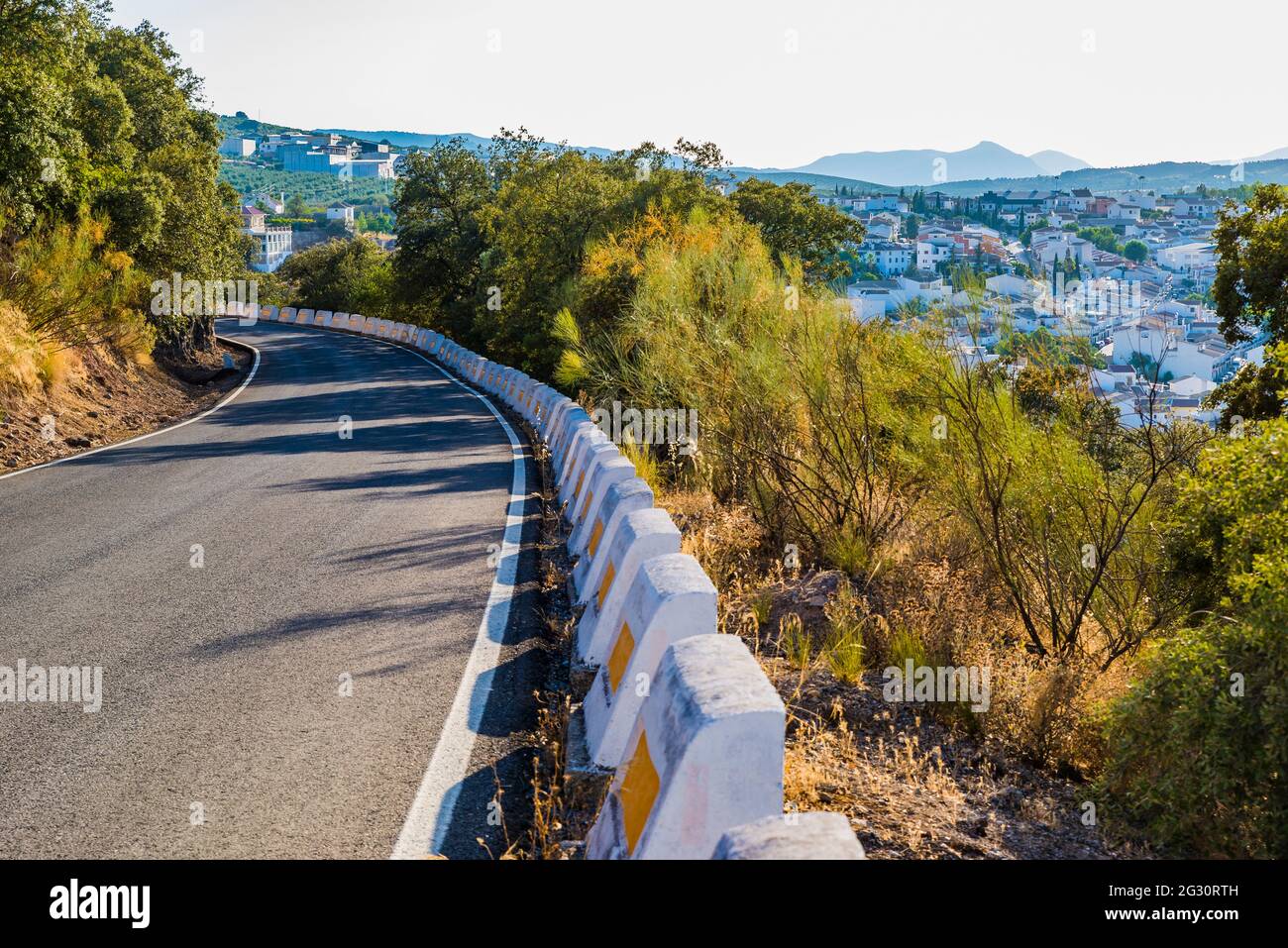 Kurvenreiche Zufahrtsstraße nach Almedinilla. Almedinilla ist eine spanische Gemeinde am östlichen Ende der Subbética Cordobesa Region in der Provinz Stockfoto