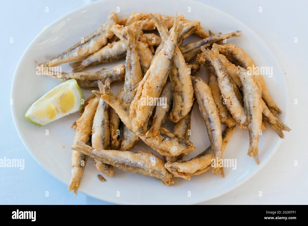 Typisch andalusisches Essen. Frittierte Sardellen. Torremolinos, Málaga, Andalucía Spanien, Europa Stockfoto