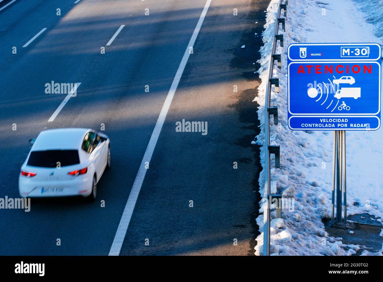 Warnschild der Verkehrsfunkkamera. Ringstraße M-30. Madrid, Spanien, Europa Stockfoto