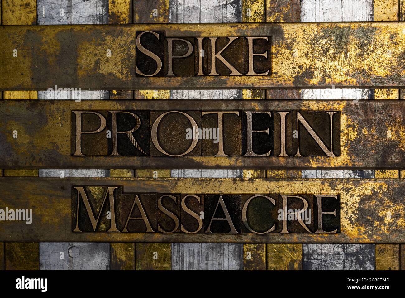Spike Protein Massacre Text auf vintage texturiertem Grunge Kupfer und Goldbarren Hintergrund Stockfoto Spike Protein Massacre Text auf vintage texturiertem Grunge Kupfer und Goldbarren Hintergrund Stockfoto