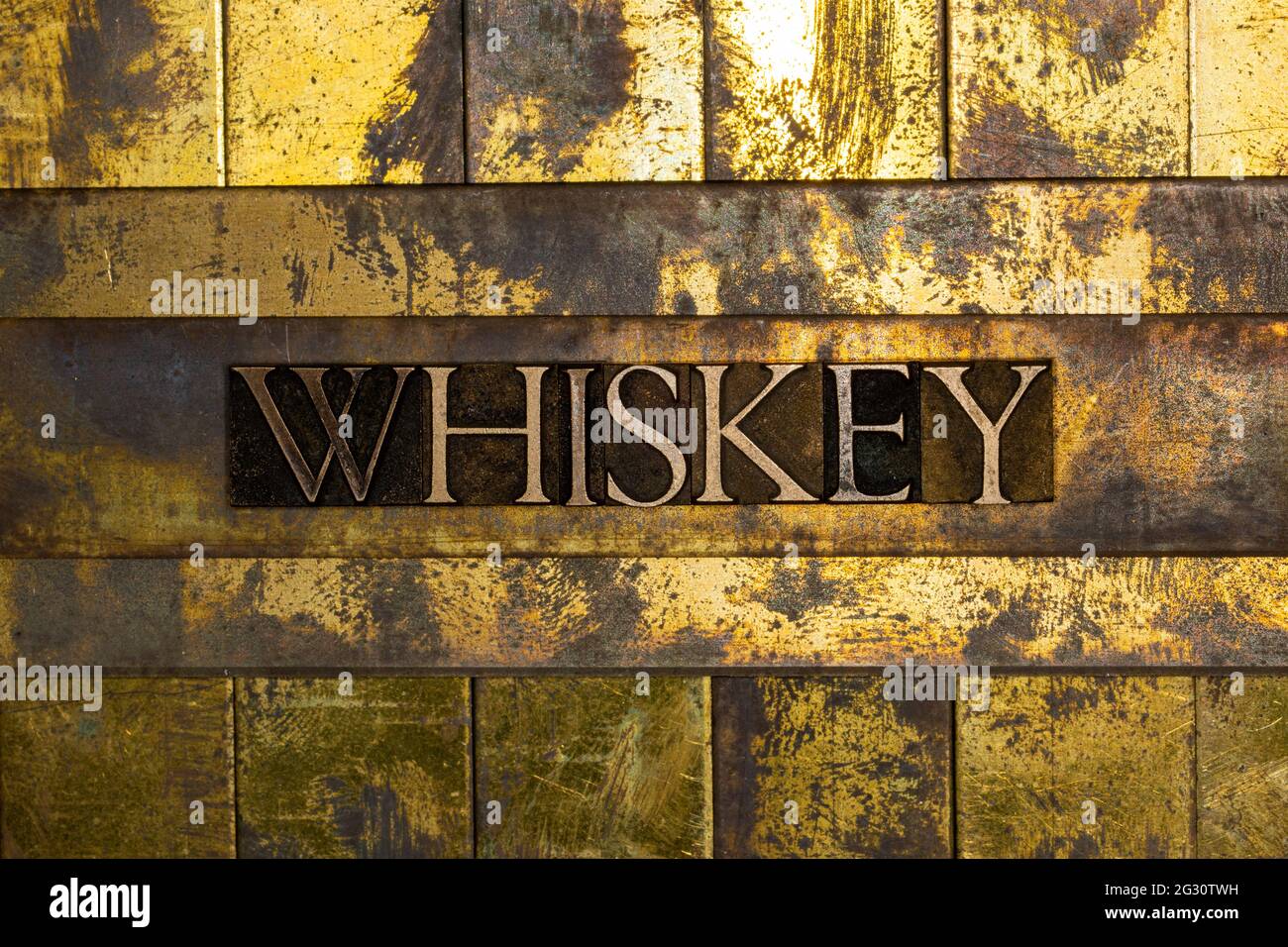 Whiskey-Text auf texturiertem Kupfer- und Goldhintergrund Stockfoto