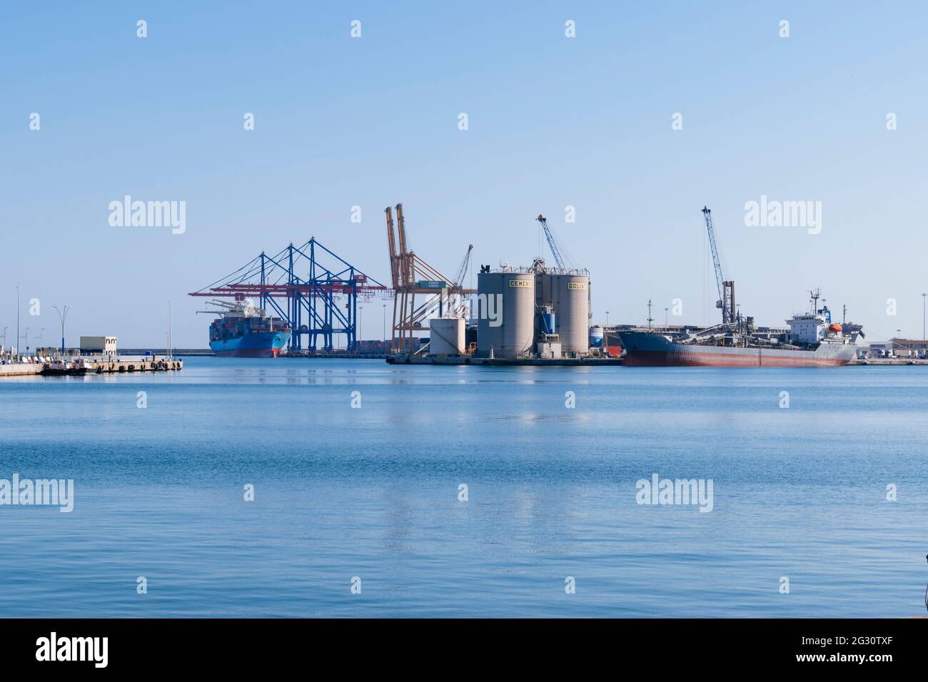 Hafen von Malaga, Industriegebiet und Zement-Entladestation. Málaga, Andalucía, Spanien, Europa Stockfoto