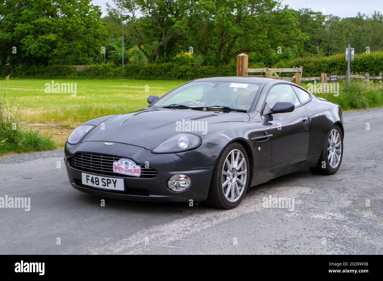 2007 Silber Aston Martin Vanquish beim 58. Jährlichen Manchester to Blackpool Vintage & Classic Car Run. Die Veranstaltung ist eine ‘Touring Assembly’ Stockfoto