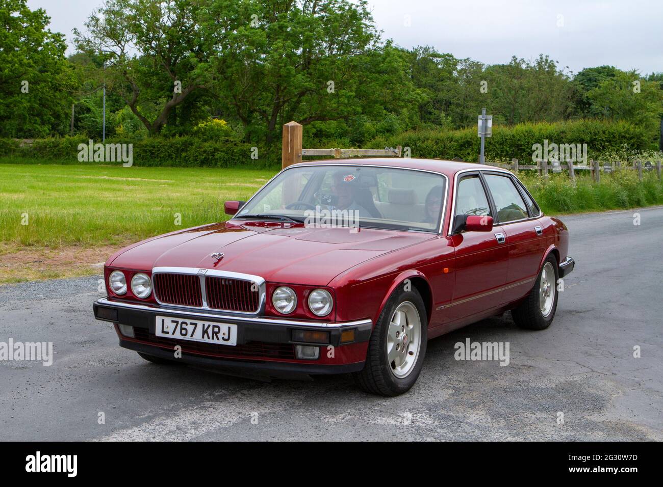1994 90s 90s Red British Jaguar 4dr Limousine beim 58. Annual Manchester to Blackpool Vintage & Classic Car Run die Veranstaltung ist eine ‘Touring Assembly’ Stockfoto