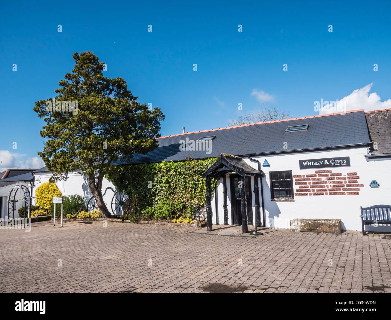 Verschiedene Bilder von Gretna Green, dem berühmten Blacksmith's Shop, dem Restaurant und dem Hotel, werden häufig als Hochzeitslocation für formelle und entlaufene Paare genutzt Stockfoto