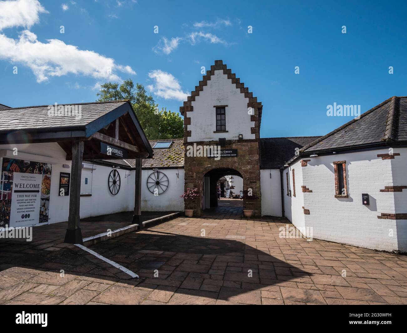 Verschiedene Bilder von Gretna Green, dem berühmten Blacksmith's Shop, dem Restaurant und dem Hotel, werden häufig als Hochzeitslocation für formelle und entlaufene Paare genutzt Stockfoto