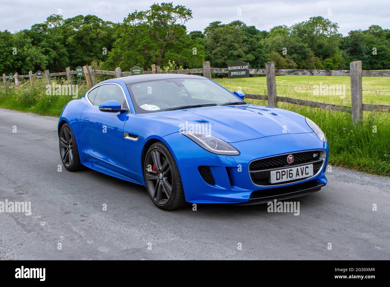 2016 blauer Jaguar V6 S AWD 2995vv beim 58. Jährlichen Manchester to Blackpool Vintage & Classic Car Run die Veranstaltung ist eine ‘Touring Assembly’ Stockfoto