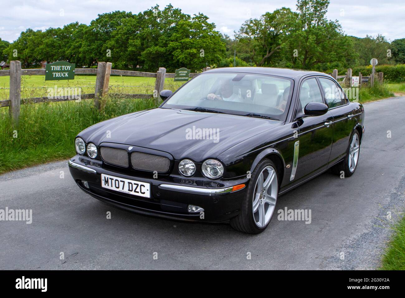 Der schwarze Jaguar XJ Sport Premium Tdvi A 2007 beim 58. Jährlichen Manchester to Blackpool Vintage & Classic Car Run ist die Veranstaltung eine ‘Touring Assembly’ Stockfoto