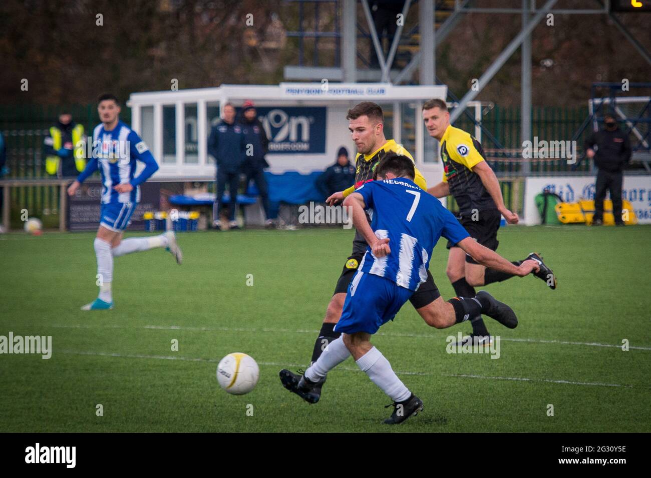 Bridgend, Wales 05. Dezember 2020. JD Cymru Premier League-Spiel zwischen dem FC Pen-y-Bont und Caernarfon Town Stockfoto