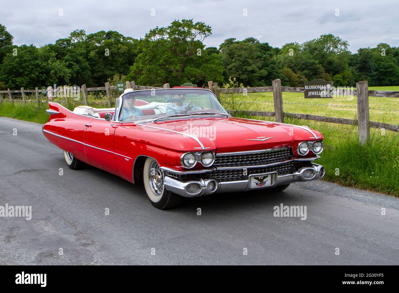 1954 50s Red Cadillac american Muscle Car mit Heckflossen Annual Manchester to Blackpool Vintage & Classic Car Stockfoto