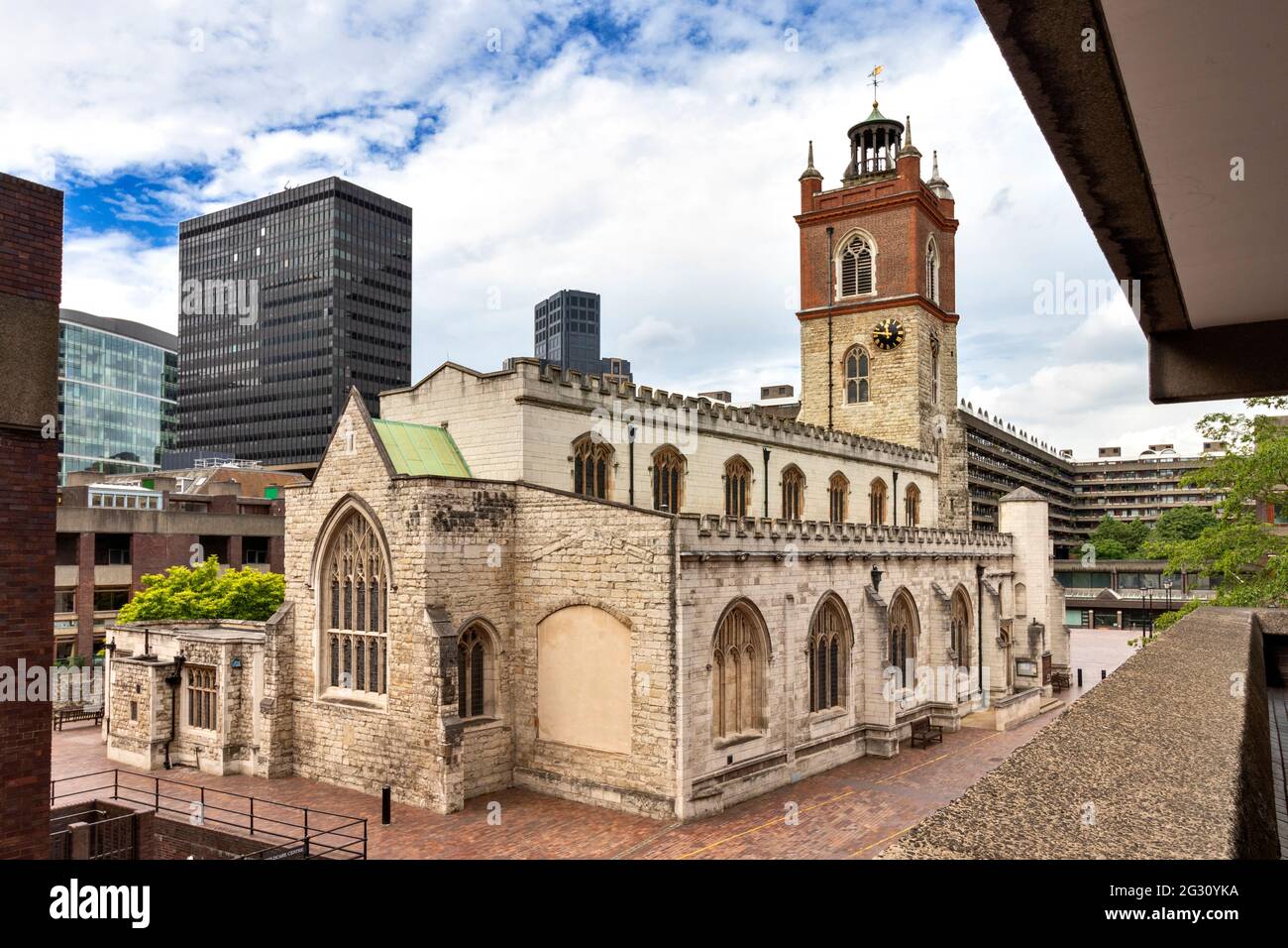 LONDON ENGLAND BARBICAN ZENTRUM SEIDENSTRASSE STADT LONDON BLICK VOM BALKON DER CHURCH ST. GILES CRIPPLEGATE Stockfoto