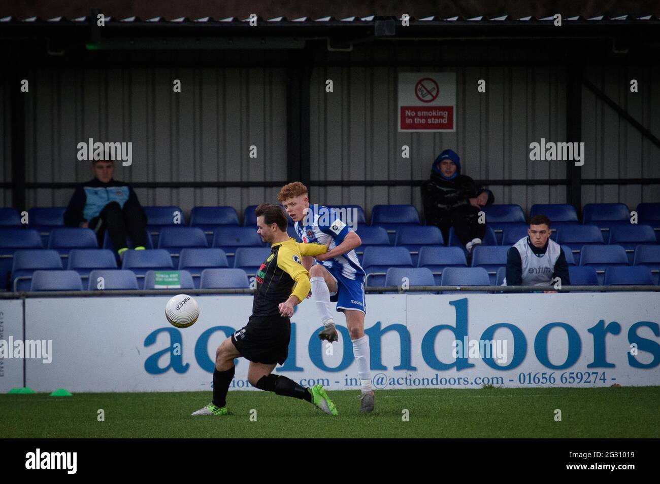 Bridgend, Wales 05. Dezember 2020. JD Cymru Premier League-Spiel zwischen dem FC Pen-y-Bont und Caernarfon Town Stockfoto