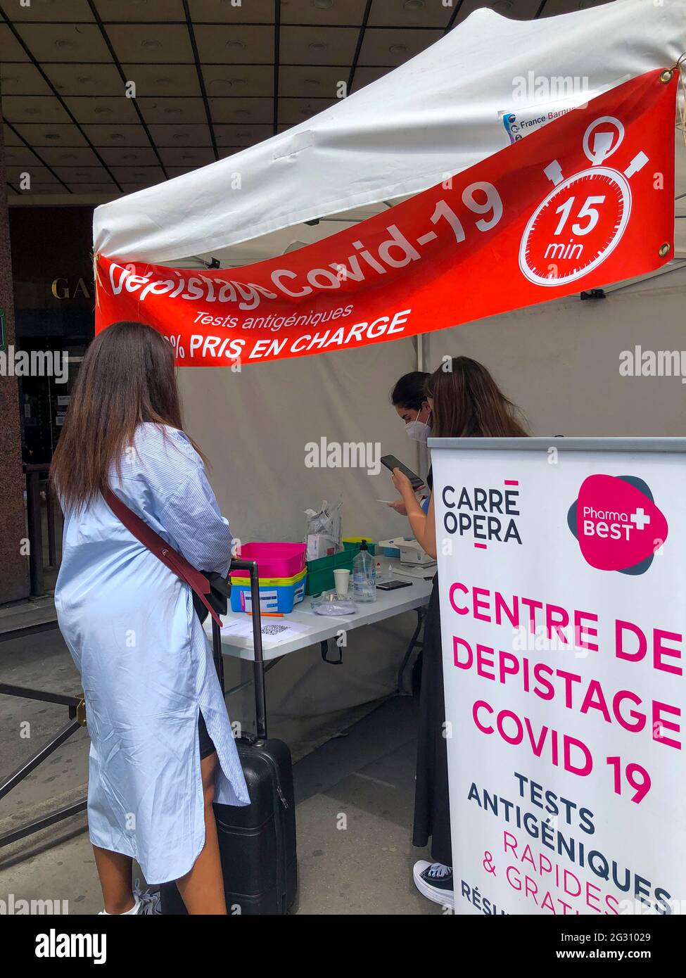 Paris, Frankreich, Frau, die COVID-19-Schnelltest auf der Straße erhält, Herausforderungen im Bereich der öffentlichen Gesundheit Stockfoto