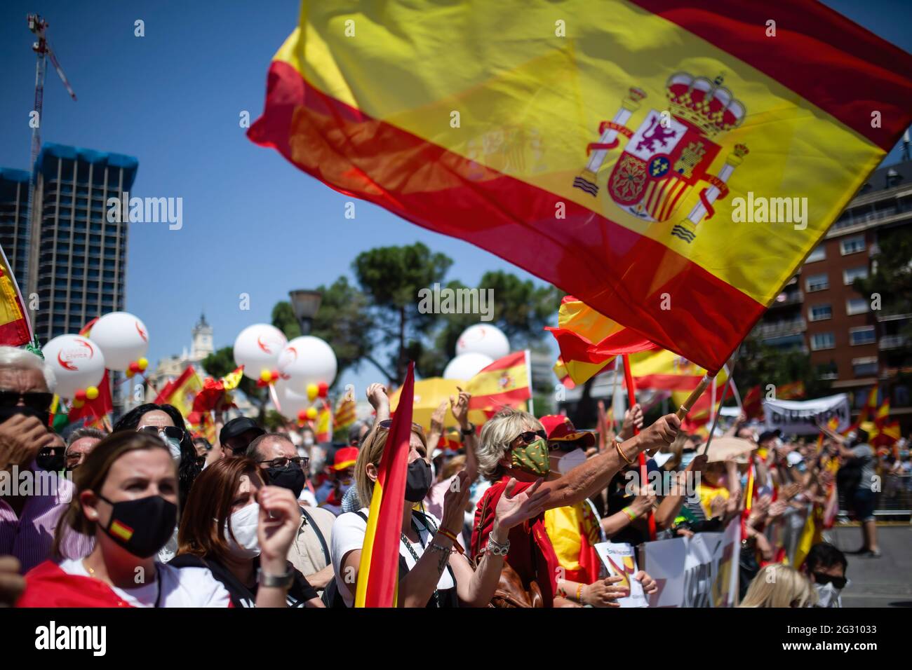 Madrid, Spanien. Juni 2021. Ein Protestler schwenkt während der Demonstration eine spanische Flagge. Demonstranten und Politiker versammelten sich, um gegen den Plan der spanischen Regierung zu demonstrieren, die katalanischen Politiker, die für die Förderung des Referendums von 2017 versuchten, zu entschuldigen. An der Demonstration waren rechte politische Parteien, darunter Vox und die Volkspartei, anwesend. Die Kundgebung fand auf der Plaza de Colón in Madrid statt, einem emblematischen Raum für rechte Kundgebungen. Kredit: SOPA Images Limited/Alamy Live Nachrichten Stockfoto