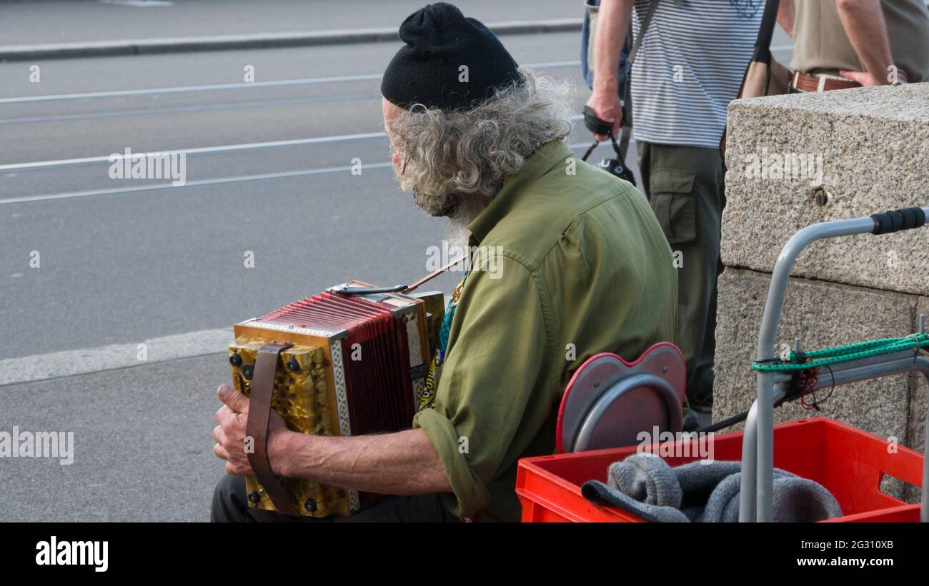 Alter Straßenmusiker mit Akkordeon Stockfoto