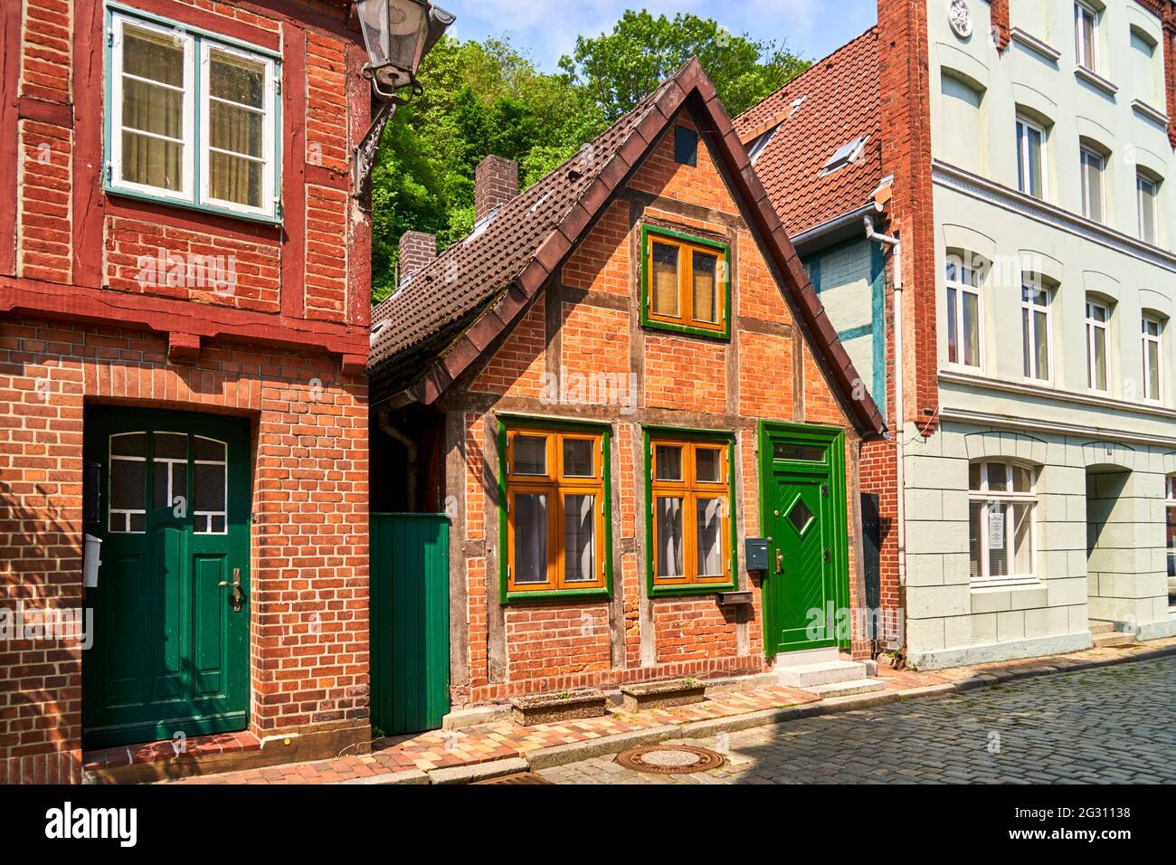 Kleines Fachwerkhaus zwischen zwei großen Häusern in der mittelalterlichen Altstadt von Lauenburg, Deutschland Stockfoto