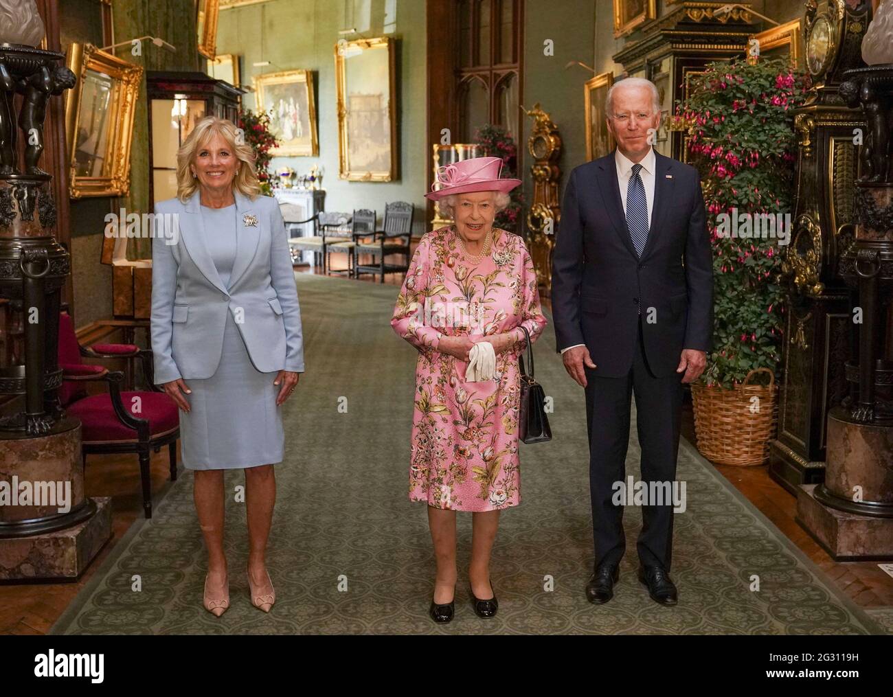 Queen Elizabeth II (Mitte) mit US-Präsident Joe Biden und First Lady Jill Biden im Grand Corridor während ihres Besuchs im Windsor Castle in Berkshire. Bilddatum: Sonntag, 13. Juni 2021. Stockfoto