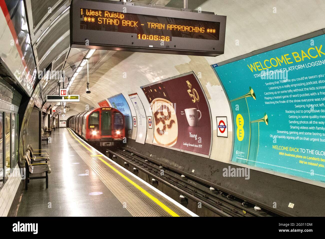 LONDON ENGLAND MARMOR BOGEN U-BAHN-STATION MIT SCHILD STEHEN ZURÜCK-ZUG NÄHERT SICH UND KEINE WARTENDEN PASSAGIERE AM NORMALEN TAG Stockfoto