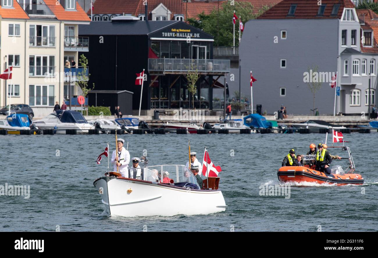 13. Juni 2021, Dänemark, Sønderborg: Margrethe II., Königin von Dänemark, kommt auf einer Schlinge von ihrer Yacht zur Zeremonie im Alsion Kulturzentrum in Sønderborg (Sonderburg) an. Bundespräsident Steinmeier und seine Frau sind anlässlich des 100. Jahrestages der Grenzziehung zwischen Dänemark und Deutschland im Jahr 1920 zu einem zweitägigen Besuch in Dänemark. Die Feierlichkeiten mussten 2020 aus Corona-Gründen verschoben werden und werden nun wieder gutgemacht. Foto: Bernd von Jutrczenka/dpa Stockfoto